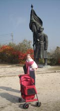 Her ser Pierre p gammel kommunistisk statue