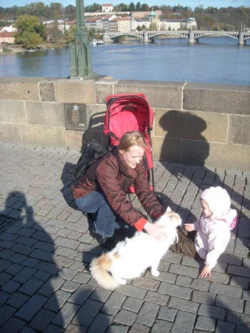 Pierre møder en lille pige på Carlsbroen i Tjekkiet